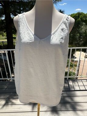 Fancyinn White V-Neck Sleeveless Camisole
